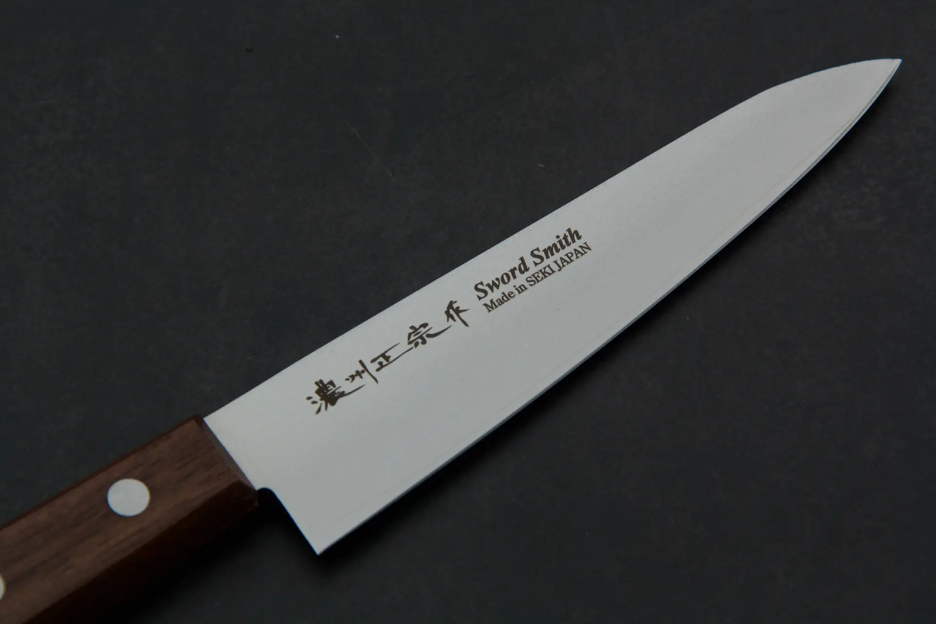 Når passer en petty kniv bedre enn en større kniv?